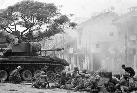 South Vietnamese troops crouch behind tank during Editorial Stock ...